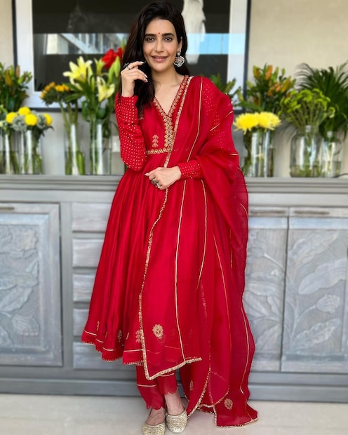 লাল সালোয়ার স্যুটে মোহময়ী দেখাচ্ছে নায়িকাকে। 