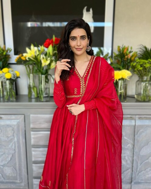 সাজও রেখেছেন একেবারে হাল্কা। 