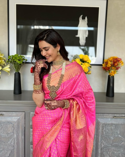 শাশুড়ির দেওয়া শাড়িতে সেজেছেন করিশ্মা। 