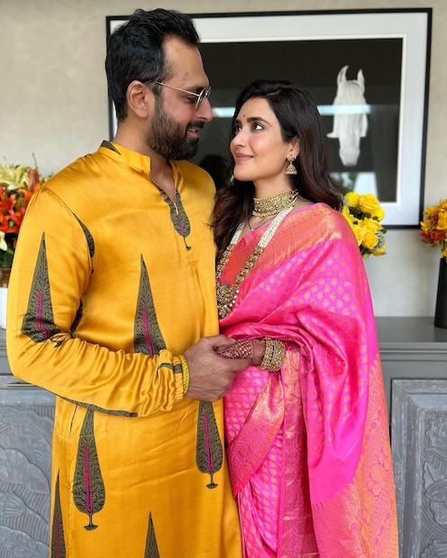 শাড়ির সাজে স্বামীর সঙ্গে। 