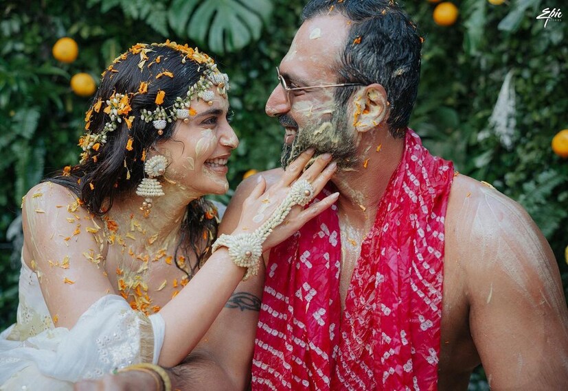 হলদির অনুষ্ঠানে আরও কাছাকাছি। 