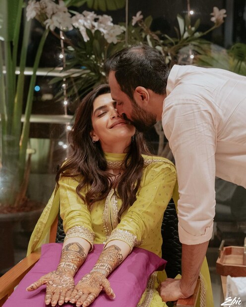 মেহেন্দির সময় অন্তরঙ্গতা।