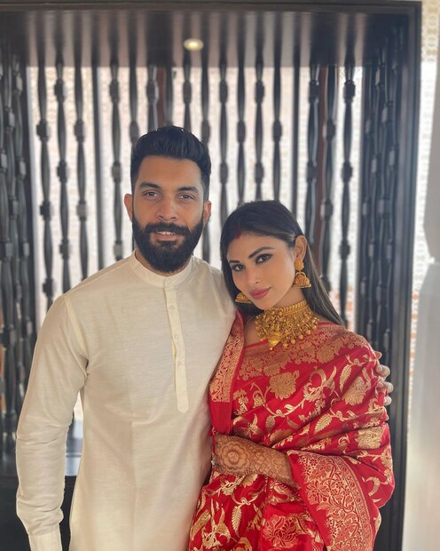 *মৌনি রায়-সুরাজ নাম্বিয়ার: টিভি জগতের সুন্দরী অভিনেত্রী মৌনি রায় ২৭ জানুয়ারি প্রেমিক সুরাজ নাম্বিয়ারের সঙ্গে সাত পাকে বাঁধা পড়েছেন। দম্পতি হানিমুনের রোমান্টিক ছবি শেয়ার করছেন সোশ্যাল মিডিয়ায়। এই দম্পতির প্রথম ভালোবাসা দিবসও যে বিশেষ হবে, তা আর বলার অপেক্ষা রাখে না। ছবিঃ ইনস্টাগ্রাম। 