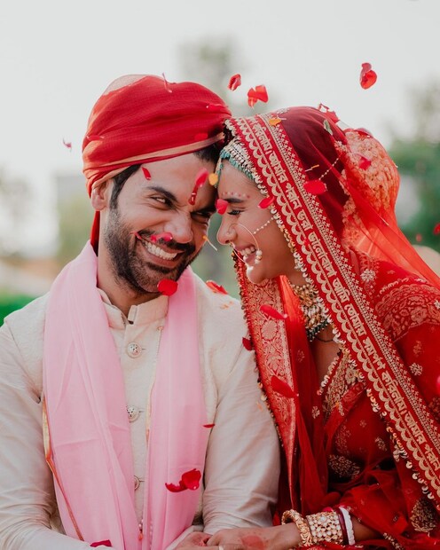  *রাজকুমার রাও-পত্রলেখা: গত বছরের নভেম্বরে বিয়ে করেন এই জুটি। বিয়ের আগে বহু বছর ধরে একে অপরকে ডেট করেছিলেন। রাজকুমার রাও অবশ্যই বিয়ের পরে তাঁদের প্রথম ভ্যালেন্টাইনস ডে'কে বিশেষ করার জন্য কিছু পরিকল্পনা করেছেন। ছবি: ইনস্টাগ্রাম। 
