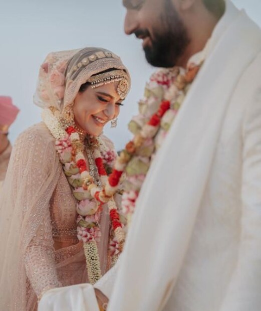 *কারিশ্মা তন্না-বরুণ বাঙ্গেরা: এই দম্পতি বন্ধু এবং ঘনিষ্ঠদের উপস্থিতিতে ৫ ফেব্রুয়ারি বিয়ের পিঁড়িতে বসেছেন। দু'জনের কেমিস্ট্রি কেমন, তা সম্প্রতি নানা ছবিতেই প্রকাশ পেয়েছে। বিয়ের একেবারে কয়েকদিনের মধ্যে এই ভালবাসার দিন নিশ্চই তাঁদের কাছে খুবই স্পেশ্যাল। ছবি: ইনস্টাগ্রাম। 