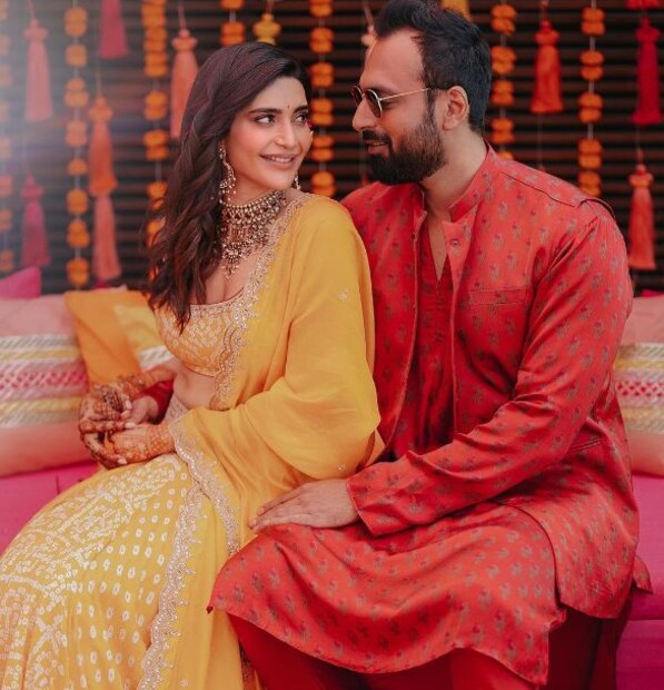 *স্বামীর সঙ্গে একান্তে সময় কাটাচ্ছেন নবদম্পতি। সম্প্রতি এই ছবি সোশ্যাল মিডিয়ায় শেয়ার করেছেন কারিশ্মা তন্না। ছবি: ইনস্টাগ্রাম।  