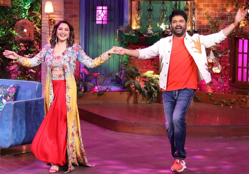 কপিল শর্মার সঙ্গে নাচের স্টেপ করলেন মাধুরী (Madhuri Dixit Dola Re Dola)। 