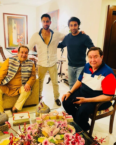 বলিউডের বিখ্যাত কপূর পরিবারে ১৯৪৭-এর ১৫ ফেব্রুয়ারি জন্ম রণধীর কপূরের (Randhir Kapoor )৷ পরিবারের ধারা অনুসরণ করে তিনিও কেরিয়ার শুরু করেন বলিউডে৷ ইনস্টাগ্রামে পরিবারের সদস্যদের সঙ্গে ছবি শেয়ার করেছেন প্রবীণ অভিনেতা৷ 