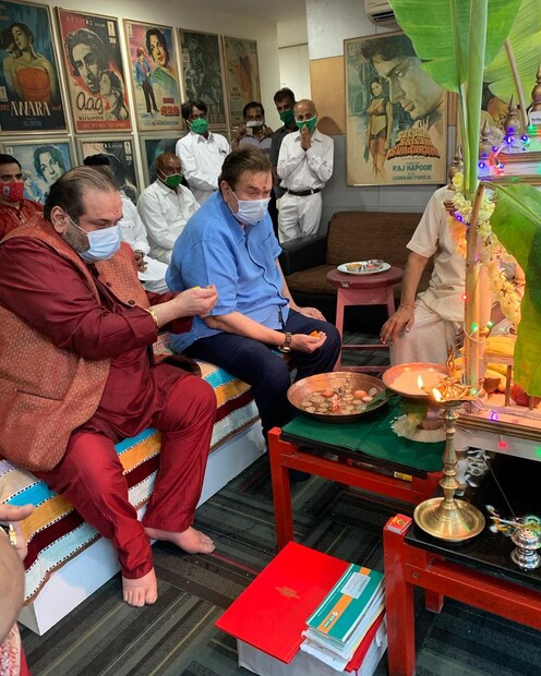 গণেশ চতুর্থী উপলক্ষে পরিবারের বাকি সদস্যদের সঙ্গে রণধীর কপূর৷ 