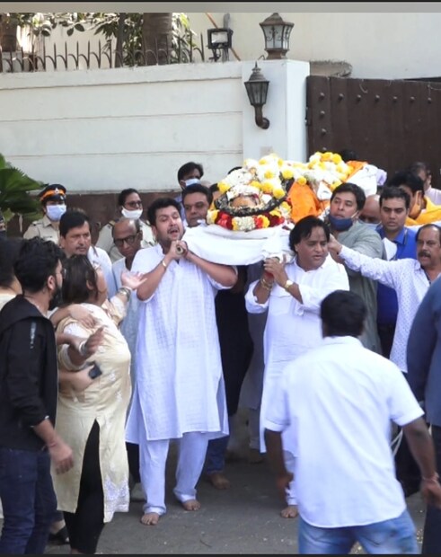 মুম্বইয়ের সান্তাক্রুজ-এর পবন হংস মহাশ্মশানে অন্ত্যেষ্টি ক্রিয়ার জন্য নিয়ে যাওবা হয় বাপ্পি লাহিড়ির মরদেহ। ফুল, মালা, বাপ্পি লাহিড়ির ছবি দিয়ে সাজানো একটি ট্রাক মহাশ্মশানের উদ্দেশে রওনা হয়। চারপাশে উপচে পড়ে অনুরাগীদের ভিড়। শ্মশানে প্রিয় শিল্পীকে শেষ শ্রদ্ধা জানাতে হাজির হয়েছেন শক্তি কাপুর, আলকা ইয়াগনিক, মিকা সিং, ইলা অরুণ-সহ বলিউডের বহু তারকা!