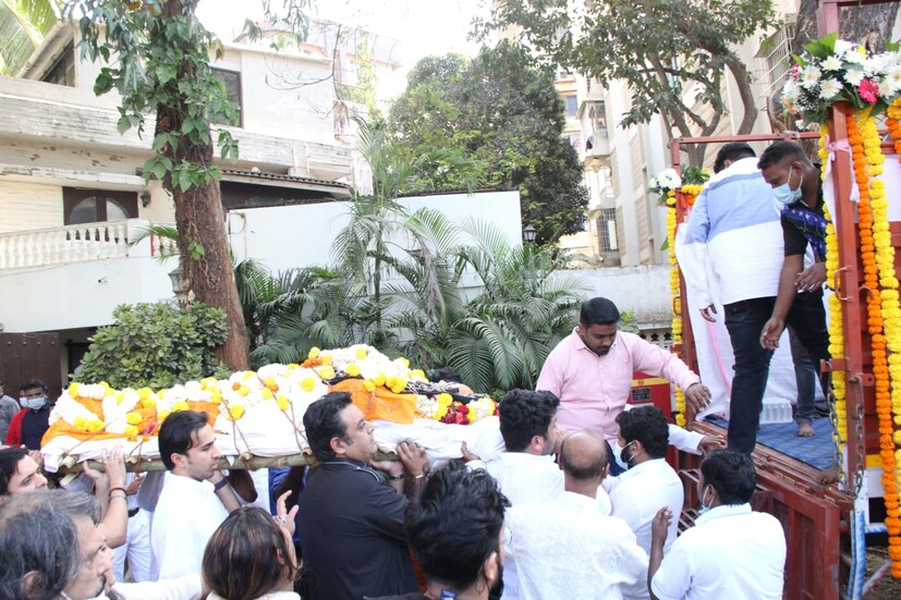  মেয়ে রেমা লাহিড়ির কোলে শেষ নিশ্বাস ত্যাগ করেন সুরকার-গায়ক।এক সর্বভারতীয় সংবাদমাধ্যমকে প্রয়াত শিল্পীর বন্ধু বলেছেন, “রেমার কোলে শেষ নিশ্বাস ত্যাগ করেন বাপ্পিদা। ওর সঙ্গেই শেষ কথা বলেন তিনি। ওঁর পরিবার ভেঙে পড়েছে।”