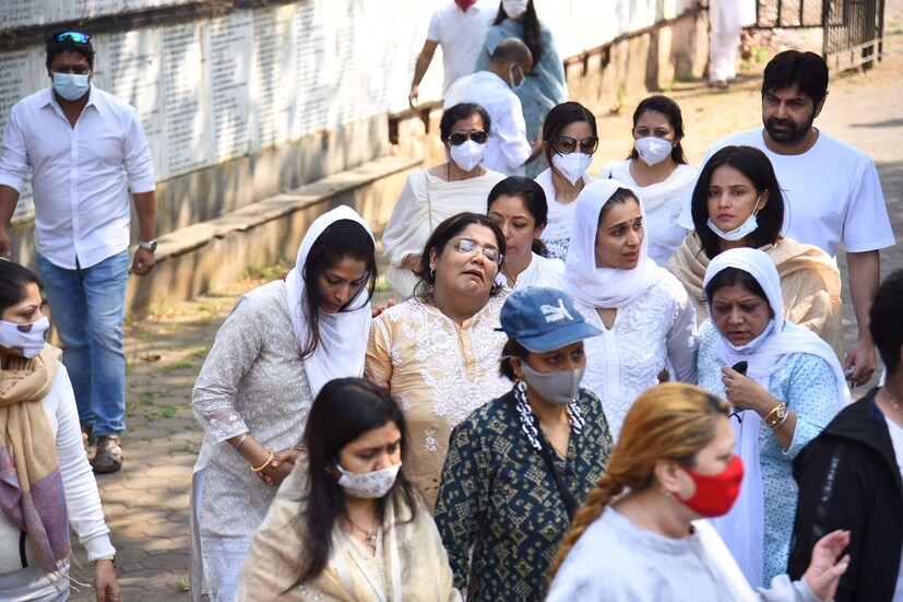 বাবার মৃত্যুতে দিশেহারা অবস্থা মেয়ে রেমার