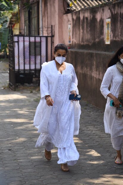 বাপ্পিদা কে শেষ শ্রদ্ধা জানাতে শ্মশানে এসেছিলেন বিদ্যা বালন