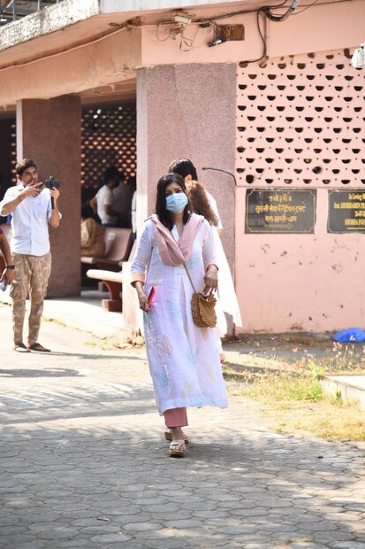  বাপ্পিদা কে শেষ শ্রদ্ধা জানাতে শ্মশানে আলকা ইয়াগনিক