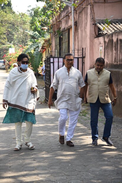 বাপ্পি লাহিড়িকে শেষ শ্রদ্ধা জানাতে শ্মশানে সঙ্গীতশিল্পী অভিজিৎ! রিনি সাক্ষাৎকারে বলেছিলেন, '' আমি তখন থেকে বাপ্পি লাহিড়িকে চিনি যখন ও এত সোনা পরত না।''