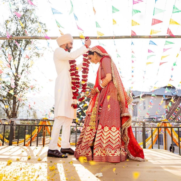 তাঁদের বিয়ের ছবি ভাইরাল হতেই শুভকামনা জানান অনুগামীরা। ইনস্টাগ্রামে অনেকেই এটিকে &quot;বলিউডের সবচেয়ে বাস্তব বিবাহ&quot; হিসাবে অভিহিত করেছিলেন। তাঁদের কথায় এই বিয়ে একেবারেই ঘরোয়া, বাস্তবসম্মত। কোনও আড়ম্বরের ঘনঘটা নেই। বিক্রান্ত যেন একেবারেই পাশের বাড়ির ছেলে। নেটিজেনরা বিক্রান্ত এবং শীতলের সারল্য়ের প্রেমে পড়েছিলেন। 