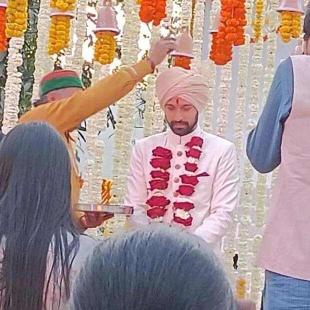 কিন্তু তাঁকে শুনতে হয়েছিল ছোট পর্দার অভিনেতারা সিনেমায় কিছু করতে পারেন না। সেই অপবাদ নিজের কাজ দিয়ে খণ্ডন করেছেন তিনি। ভরসোভার সোনু হয়ে উঠেছেন মির্জাপুরের বাবলু ভাইয়া।