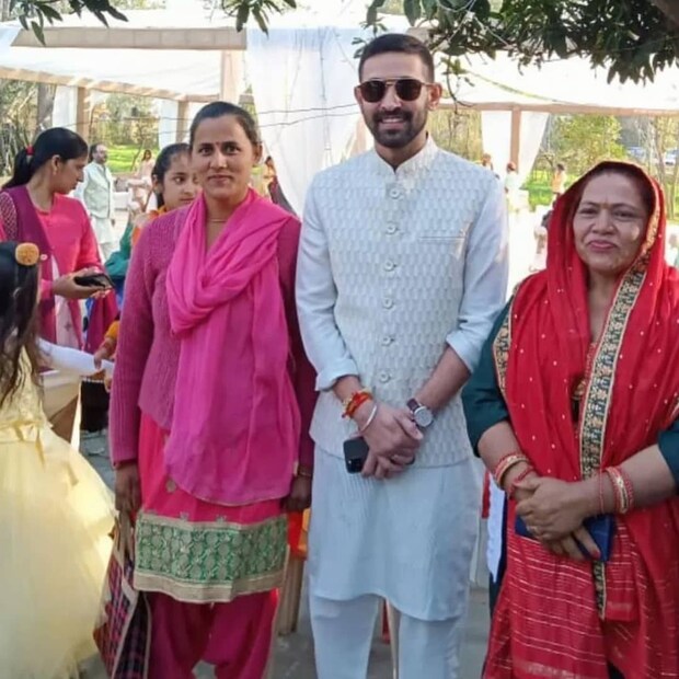বিক্রান্ত মেসি এক সময় কাজ করতেন কফিশপে। সেখানে টেবিলে টেবিলে শুনতেন ছবি নিয়ে আলোচনা। আজ তিনি নিজেই অভিনেতা! ‘দিল ধড়কনে দো’, ‘ছপাক’, ‘মির্জাপুর’-এর ছবিতে তাঁর অভিনয় প্রশংসিত। 
