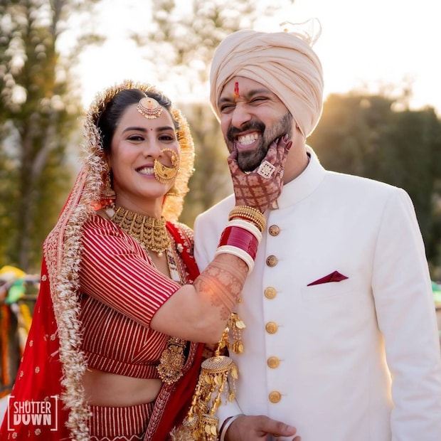 সূত্রের খবর, বিয়ের অনুষ্ঠান ছিল একেবারেই ঘরোয়া, ছিমছাম! উপস্থিত ছিলেন শুধু পরিবারের সদস্যরা।
