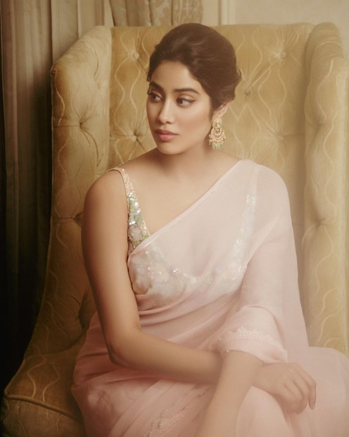 সেমি শিয়ার প্যাস্টেল পিংক শাড়িতে অপরূপা জাহ্নবী কাপুর।  