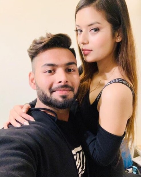 দুবছর আগে ছুটিতে থাকাকালীন ইশা নেগির সঙ্গে একটি ছবি শেয়ার করেছিলেন পন্থ। তখন থেকেই তাঁদের সম্পর্ক নিয়ে আলোচনা চলছে। ইশা একজন ইন্টারপ্রেনার এবং তিনি প্রায়ই সোশ্যাল মিডিয়ায় নিজের গ্ল্যামারাস ছবি শেয়ার করেন।