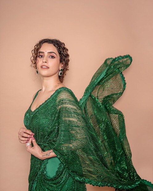 স্বচ্ছ ঘন সবুজ শাড়িতে তিনি যেন বিদ্যুৎলতা৷ 