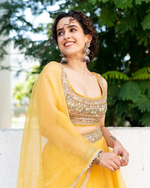 হলুদ লেহঙ্গায় সান্যা যেন এক ঝলক টাটকা বাতাস৷ 