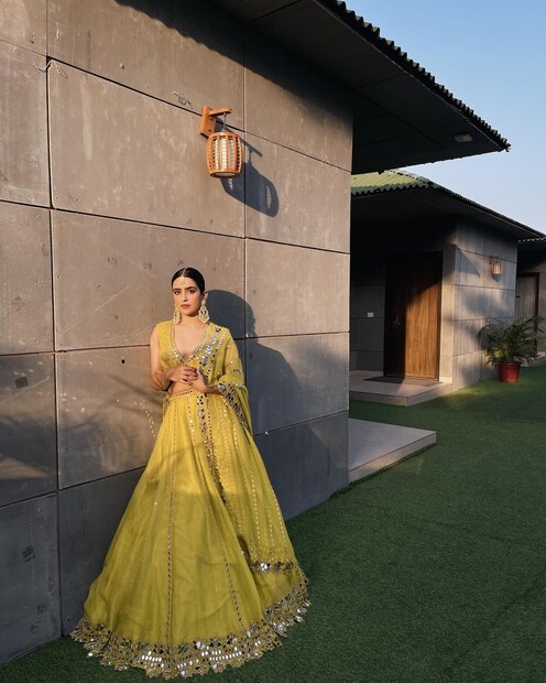 অক্সিডাইজড গয়নার সঙ্গে হাল্কা হলুদ লেহঙ্গায় তিনি যেন চাঁপাফুলের মতোই নির্মল৷ 
