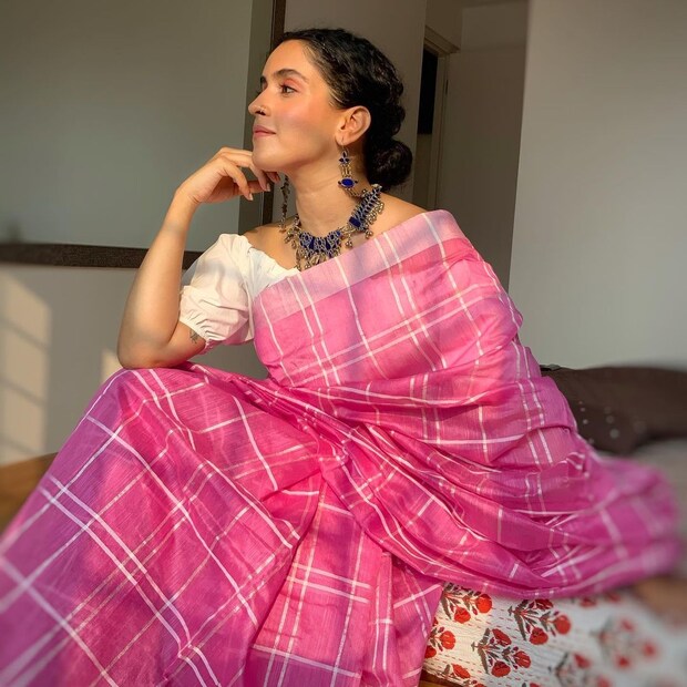 হাল্কা গোলাপি শাড়িতেও সান্যা নিখুঁত সুন্দরী৷ 
