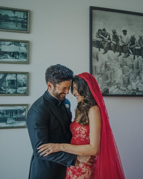 *ফারহান আখতার (Farhan Akhtar) এবং শিবানী দান্ডেকর ( Shibani Dandekar) নিজেদের মধ্যে ব্যস্ত খুনসুটিতে। (Image: Instagram)