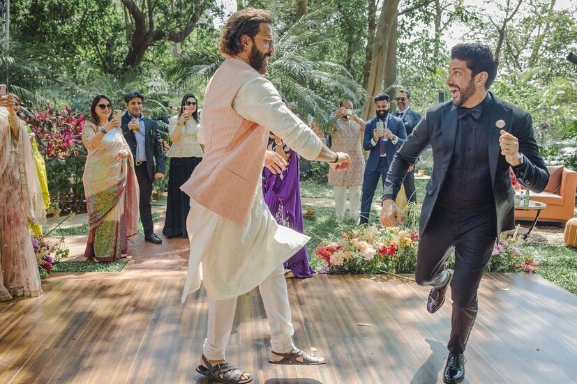 *হৃতিক রোশনের সঙ্গে পা মেলাচ্ছেন ফারহান আখতার। (Image: Instagram)
