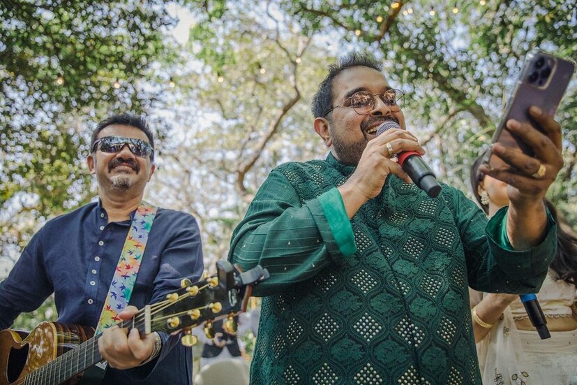 *ফারহানের বিয়েতে গান গাইছেন শঙ্কর মহাদেবন। (Image: Instagram)