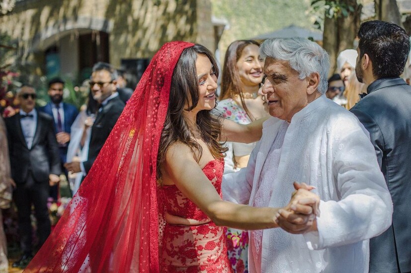 *শ্বশুর জাভেদ আখতারের সঙ্গে পুত্রবধূ শিবানী দান্ডেকর। (Image: Instagram)