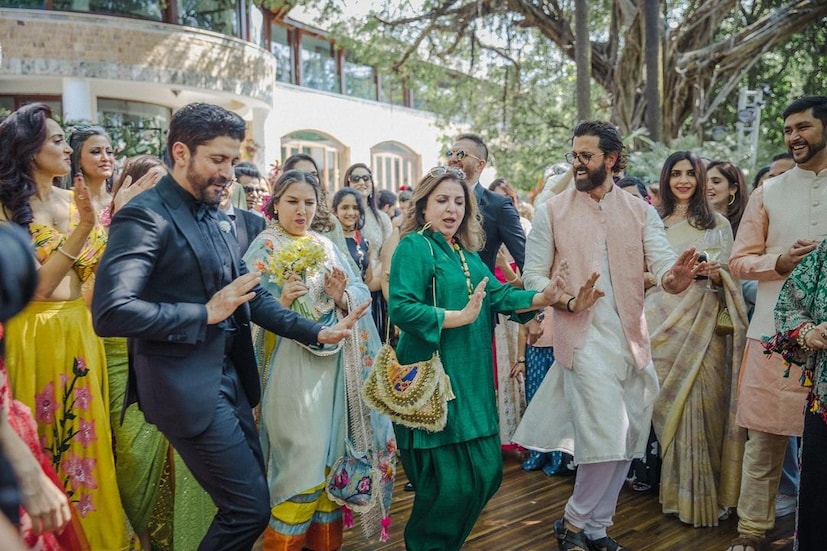 *কহো না পেয়ার হে'র ছন্দে পা মেলাচ্ছেন হৃতিক রোশন, ফারহা খান, ফারহান আখতার। (Image: Instagram)