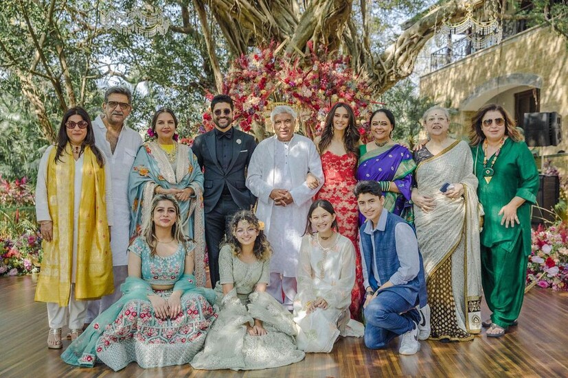 *ফারহান আখতার (Farhan Akhtar) এবং শিবানী দান্ডেকর ( Shibani Dandekar) পরিবারের সঙ্গে একফ্রেমে বন্দি। (Image: Instagram)