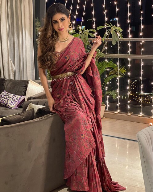 রাফলড শাড়িতে স্টাইলিশ লুক মৌনীর। কিছুদিন আগেই গোয়ায় বসেছিল বিয়ের আসর। 