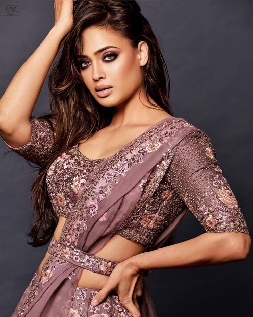 ফুল প্রিন্টের লেহেঙ্গায় মোহময়ী রূপে ধরা দিয়েছেন শ্বেতা। 