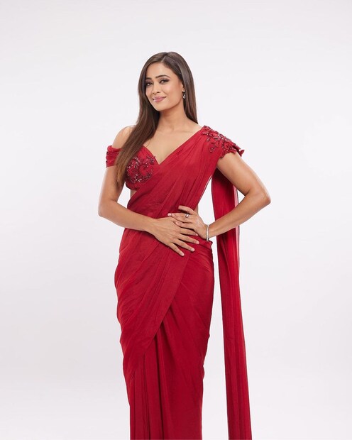 লাল শাড়িতে মোহময়ী রূপে অভিনেত্রী। 