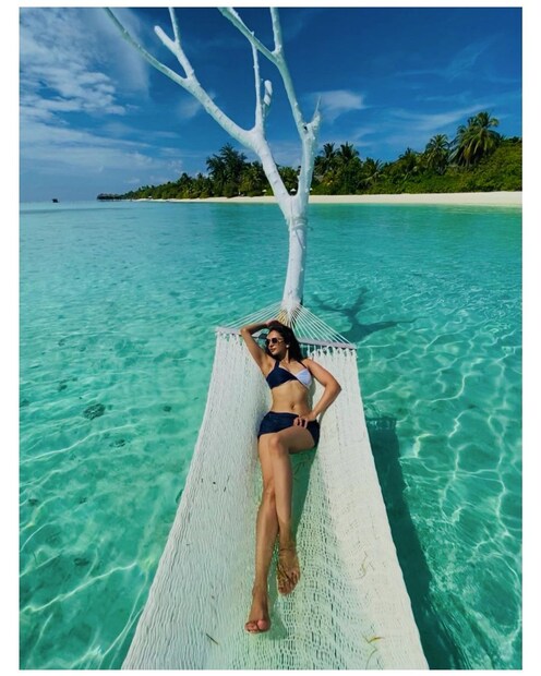 স্টাইলিশ টু-পিসে নজরকাড়া নায়িকা। 