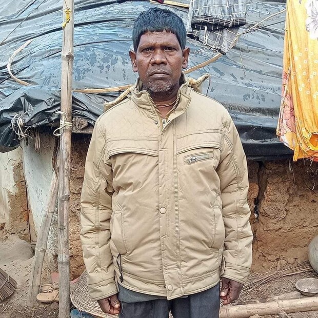 *ভুবন বাদ্যকার। বীরভূমের একটি গ্রামে বাদাম বিক্রি করতেন। মাস খানেক আগে তাঁর বাদাম বিক্রির একটি ভিডিও সামনে আসে। তারপর তা ভাইরাল হিতে সময় নেয়নি। তারপর থেকে তাঁকে নিয়ে সোশ্যাল মিডিয়ায় তুমুল আলোচনা চলছে। দেশ-বিদেশের তারকা থেকে সাধারণ মানুষ তাঁর সেই বাদাম বিক্রির গানের সঙ্গে কোমর দোলাচ্ছেন। সম্প্রতি কলকাতার একটি ক্লাবে অভিজাত ক্লাবে গানও গেছেন ভুবন বাদ্যকর। যে মানুষ দিনে ২০০-২৫০ টাকা আয় করতেন, তিনি এখন সোশ্যাল মিডিয়ার সেনসেসন। সংগৃহীত ছবি। 