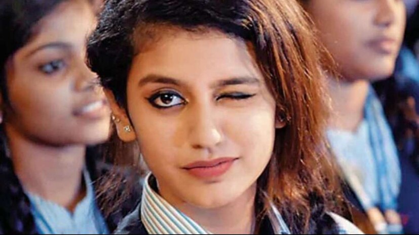 *২০১৮ সালে, একটি ভিডিও সোশ্যাল মিডিয়ায় ভাইরাল হয়, যেখানে একটি মেয়ের চোখের ইশারা ঝড় তুলেছিল লক্ষ লক্ষ পুরুষের হৃদয়ে। সেই মেয়েটি আর কেউ নয়, মালয়ালম অভিনেত্রী প্রিয়া প্রকাশ ওয়ারিয়ার। তবে তিনি যে অভিনেত্রী, তা সামনে আসে তাঁর ভিডিওটি ভাইরাল হওয়ার পর। প্রিয়া প্রকাশ ওয়ারিয়ারের ২৬ সেকেন্ডের ভিডিওটি দ্রুত ভাইরাল হয়। প্রিয়া একদিনেই সোশ্যাল মিডিয়ায় লক্ষ লক্ষ ফলোয়ারের নয়নের মণি হয়ে ওঠেন। সংগৃহীত ছবি।