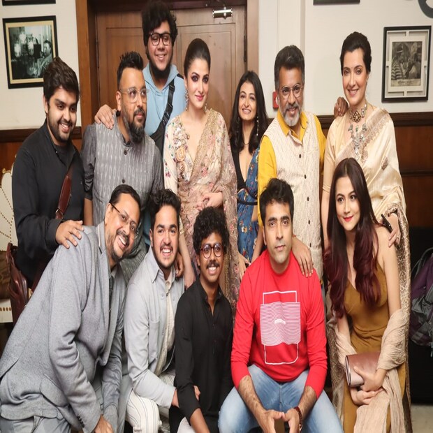 শুক্রবার প্রিয়া সিনেমায় হয়ে গেল ছবির প্রিমিয়ার। বন্ধুত্বের পুনর্মিলন দেখতে বাংলা ফিল্ম ইন্ডাস্ট্রির কলাকুশলীরা একত্র হয়েছিলেন (Abar Bochhor Koori Pore)। 