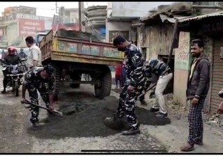 রাস্তা ঠিক করতে হাত লাগালেন উর্দিধারীরা রাস্তা ঠিক করতে হাত লাগালেন উর্দিধারীরা