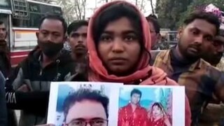 গানের সুর ধরেই প্রেমে পড়েছিলেন! কিন্তু বিয়ের পরে উধাও স্বামী, প্ল্যাকার্ড হাতে রাস্তায় স্ত্রী 
