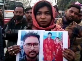 গানের সুর ধরেই প্রেমে পড়েছিলেন! কিন্তু বিয়ের পরে উধাও স্বামী, প্ল্যাকার্ড হাতে রাস্তায় স্ত্রী
গানের সুর ধরেই প্রেমে পড়েছিলেন! কিন্তু বিয়ের পরে উধাও স্বামী, প্ল্যাকার্ড হাতে রাস্তায় স্ত্রী