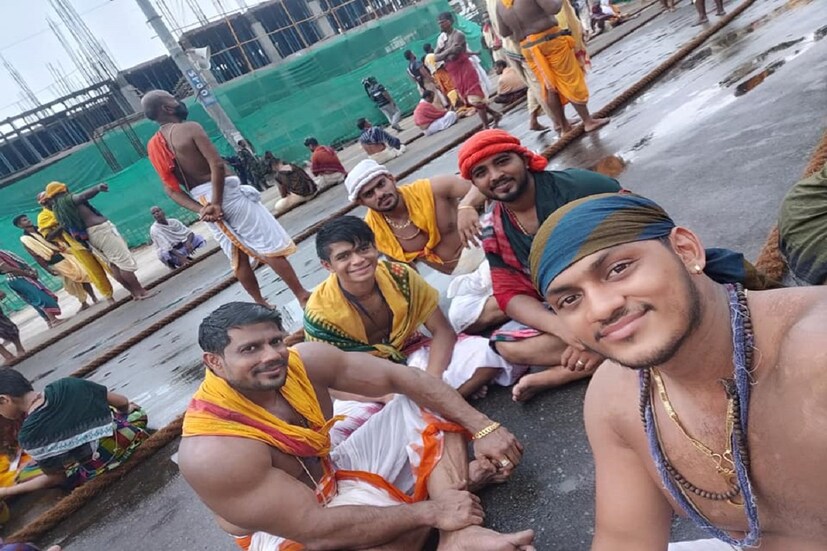 প্রচারের আলো থেকে অনেক দূরে বলা যেতে পারে যে তিনি অনেক পরেই প্রচারে এসেছেন ৷ পুরীর জগন্নাথ মন্দিরে তিনিই স্বয়ং জগন্নাথের ব্যক্তিগত দেহরক্ষী ৷ সংগৃহীত ছবি ৷