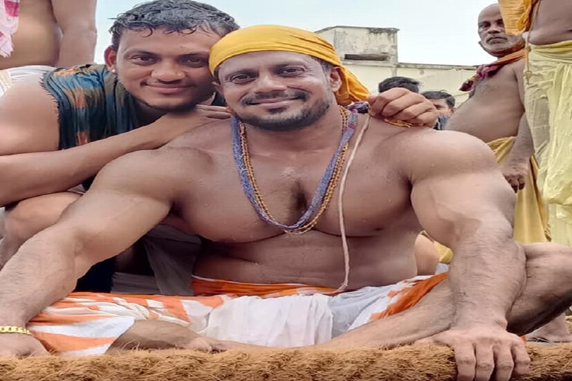 পুরীর মন্দিরের সেবায়ত অনিল শুধুই নন তাঁর পরিবারও জগন্নাথের সেবায় নিজেদের নিয়োজিত করেছেন ৷ মন্দিরের সেবক হিসাবেই অনিল নিজেকে মনে করেন ৷ সংগৃহীত ছবি ৷