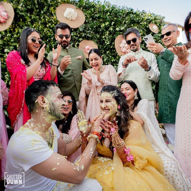 পরস্পরকে হলুদে রাঙাচ্ছেন নবদম্পতি। পাশে বন্ধুদের ভিড়। রয়েছেন কৌতুক শিল্পী সুমনা চক্রবর্তীও। 