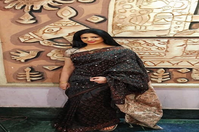 কালো শাড়িতে অপরূপ মোহময়ী হয়ে উঠেছেন মহম্মদ শামির স্ত্রী হাসিন জাহান৷ বোল্ড পোশাকের পাশাপাশি দেশীয় পোশাকেও একইরকম সাবলীল ও সুন্দরী৷ Photo Courtesy- Hasin Jahan/ Facebook 