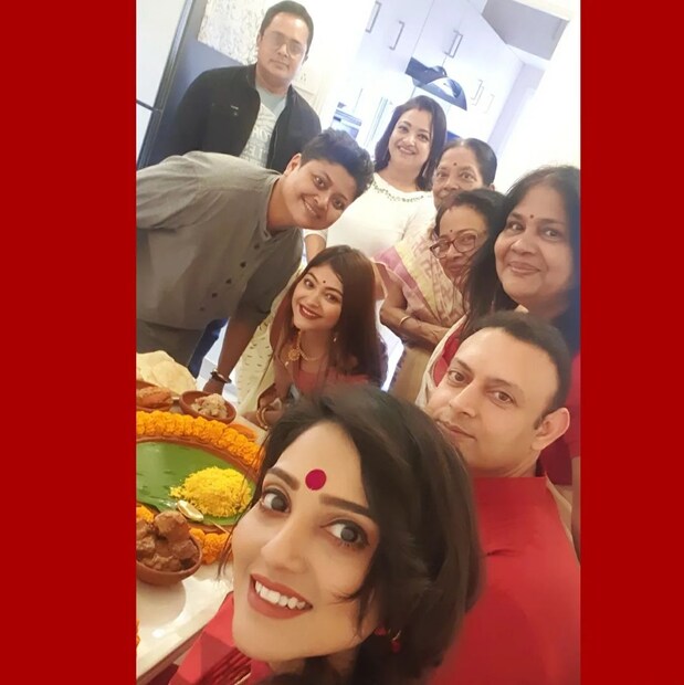 *শ্রীতমার শেয়ার করা ব্যাচেলরেট পার্টির ছবিতে দেখা গিয়েছে ঘনিষ্ঠ বন্ধু অভিনেত্রী রুকমা রায়, গীতশ্রী এবং মল্লিকা মজুমদারকে। ছবি:ইনস্টাগ্রাম।
